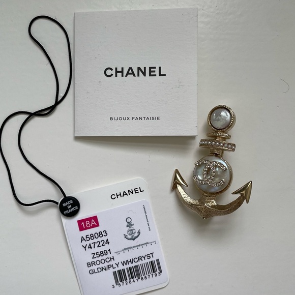 AUTHENTIC NIB CHANEL Gold Anchor Brooch with Mother of Pearl & White Crystals - Picture 7 of 8